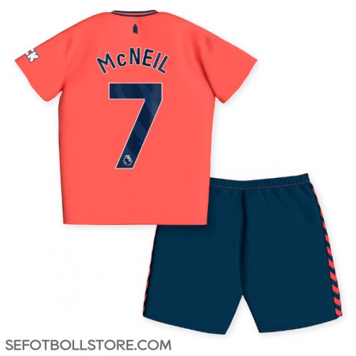 Everton Dwight McNeil #7 Replika babykläder Bortaställ Barn 2023-24 Kortärmad (+ korta byxor)